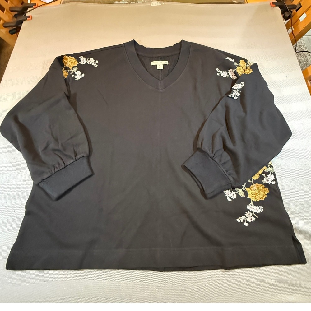 The Pioneer Woman Floral Embroidered V-Neck Sweatshirt Black XL A733521 2501